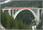 R1452 auf dem Langwieserviadukt, dem ersten Eisenahnspannbetonviadukt der Welt, erbaut ...