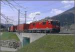 e-loks-ge-4-4-ii Der Valserwasserzug aus Ilanz mit Ge 4/4 II 628 'S-chanf' erreicht Castrisch. Im Hintergrund der Cavistrau 3220m. (08.04.2010)