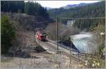 e-loks-ge-4-4-ii Die Haselstr�ucher bl�hen, was besonders Allergiker freut und der GlacierExpress 910 mit Ge 4/4 II 623 'Bonaduz' f�hrt bei Valendas �ber den Carrerabach. Diese Br�cke wird in K�rze um drei Meter h�her neu gebaut, um besser gegen �berflutungen gesch�tzt zu sein. (08.04.2010)