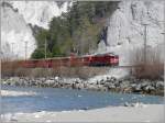 e-loks-ge-4-4-ii RE1244 mit Ge 4/4 II 620 'Zernez' folgt dem Vorderrhein bei Versam-Safien. (08.04.2010)