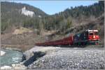 RE1240 mit der Bernina-Jubil�umslok 619 Samedan zwischen Versam-Safien und Valendas-Sagogn. ...