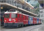 Ein buntgemischter R1453 nach Arosa steht abfahrbereit am Gleis 2 ...