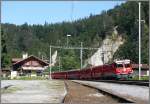 e-loks-ge-4-4-ii RE1248 nach Disentis mit Ge 4/4 II 629 'Tiefencastel' f�hrt durch den kleinen Bahnhof Trin in der Rheinschlucht. (24.06.2010)