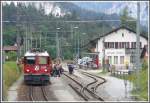 e-loks-ge-4-4-ii 14Uhr18 und 5 Sekunden. Die meisten Passagiere sind schon eingestiegen, ebenfalls die Kanus.