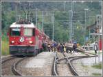 e-loks-ge-4-4-ii 14Uhr17 und 40 Sekunden ca. 50 Kanuten und Schlauchbootfahrer entern den RE 1236 nach Ilanz.