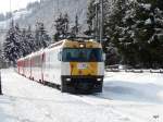 e-loks-ge-4-4-iii RhB - Lok Ge 4/4 644 unterwegs vor Schnellzug bei der einfahrt im Bahnhof Celerina am 01.01.2010