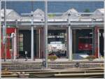 e-loks-ge-6-6-ii Rundschuppen mit blumengeschm�ckter Drehscheibe der RhB in Landquart. Ge 4/4 III 643 'Vals' und Ge 6/6 II 701 'Raetia' wissen noch nicht recht, ob sie raus sollen oder nicht. (26.04.2010)