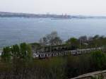 e14000 Blick vom Topkapi-Palast auf den Bosporus und die die Halbinsel umrundende Strecke nach Sirkeci, auf der ein S-Bahn-Triebzug der Reihe E14000 unterwegs ist. Ganz hinten rechts ist auf der asiatischen Seite der Hadarpascha-Bahnhof.
13.04.09
