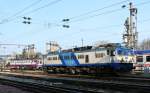e43000 TCDD E43010 in Istanbul-Haydarpasa. Im Hintergrund f�hrt E43043 mit einem Schnellzug Richtung Osten.
11.04.2009