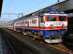 e43000 TCDD E43041 (Bo&acute;Bo&acute;Bo&acute; Toshiba+T�lomsas1987) in rot-wei�-blauer Lackierung f�hrt mit einem Schnellzug auf der asiatischen Seite Istanbuls im Bahnhof Haydarpasa ein.
11.04.2009
