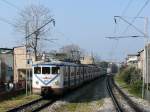 Die Triebz�ge E8028 und E8025 unterwegs im Vorortverkehr (S-Bahn) von ...