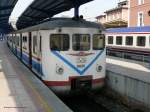 e8000 In Istanbul-Sirkeci stehen die Triebwagen E8025 und E8028 abfahrbereit f�r den Vorortverkehr (S-Bahn) von Sirkeci nach Halkali.
Der E8025 hat noch die originale Anordnung der Front, mit Mittelscheinwerfer unter dem Fenster und geschwungener Frontlinie �ber den oberen Lampen.
Dies sind die letzten im regelm��igen Einsatz stehenden Fahrzeuge in Europa, welche �ber 50Hz-Direktmotoren angetrieben werden.
14.04.09
