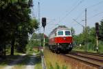 Die in den polnischen Nationalfarben gehaltene East-West-Railways 232 409-3 rollt ...
