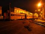 Die drei Holzpassagierwagen der ecuadorianischen Eisenbahn am 13.02.2011 abends am Bahnhof von Alaus abgestellt.