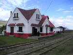 Estacion de Tren Urbina im November 2003, hier noch im Dornröschenschlaf an verrosteten Gleisen, die Eisenbahn erlebt jedoch eine Renaissance, seit sie Präsident Rafael Correa zu einem Symbol der nationalen Einheit Ecuadors erklärt und ihren Wiederaufbau beschlossen hat. Aufgrund dessen wurde von 2008 bis 2013 die Hauptstrecke von Durán bei Guayaquil nach Quito wieder instand gesetzt, an der dieser Bahnhof liegt. Aufnahme vom 6.11.2003