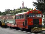 Ein alter Autoferro der Ecuadorianischen Eisenbahn mit dem auf dem Berg thronenden San Pedro de Alaus am 13.02.2011 in Alaus, Ecuador.