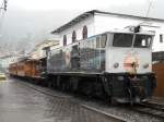 Der gesamte Touristenzug von Alaus nach Sibambe zur Teufelsnase, bestehend aus drei Holzpassagierwagen, einem Flachwagen und der GEC-Alsthom AD24 am 13.02.2011 in Alaus, Ecuador.