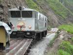 Eine GEC-Alsthom AD24 bremst am 13.02.2011 den letzten Mittagszug der Touristenbahn zur Teufelsnase die steile Bergstrecke hinab. (Strecke Alaus - Sibambe, Ecuador)