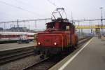 Die Ee 3/3 holt gleich das Modul eines IR ab.
Z�rich, ...