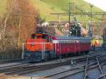 ee-3-3 bls - Im Bahnhof Huttwil abgestellt Rangierlok Ee 3/3 936 125-3 mit 2 Personenwagen 1+2 Kl am 28.11.2009