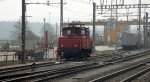 Am 09.04.10 stellt das Rangierfahrzeug von Lupfig die Ee 3/3 ...