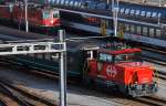 Ee 922 003-9 prescht gerade mit EW-II vorbei. Hinten links ...