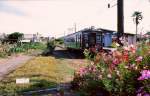 ehemstaatsbahn-und-jr---gleichstrom-altbauzuge Die Fahrt des KUMOHA 42 001 (クモハ42001)endet nach 5 Minuten in Nagato Motoyama - in einem Haufen Blumen!  6.Oktober 2001.