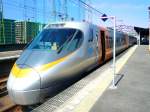 ehemstaatsbahn-und-jr---gleichstrom-intercity-zuge JR Shikoku Serie 8000: JR Shikoku ist aus dem Nummernschema der alten Staatsbahn ausgestiegen und bezeichnet seine elektrischen Intercityz�ge als Serie 8000; sie verbinden die jap.Hauptinsel mit der Nordk�ste der Insel Shikoku bis Matsuyama. Es gibt 6 5-Wagen und 6 3-Wagenz�ge, neigbarer Wagenkasten, 130 km/h, gebaut 1992-1997. Das westliche Ende der 3-Wagenz�ge und das �stliche Ende der 5-Wagenz�ge sind stomlinienf�rmig (wie im Bild). Hier wartet 3-Wagenzug mit Frontwagen 8506 in Utazu auf Shikoku darauf, dass sich der 5-Wagenzug von der Hauptinsel her hinten ankuppelt. 17.September 2009. 