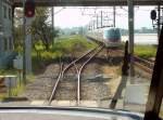 ehemstaatsbahn-und-jr---gleichstrom-intercity-zuge JR Shikoku Serie 8000: Eine 5-Wagen- und eine 3-Wageneinheit kommen in dieser f�r die Nordk�ste der Insel Shikoku typischen l�ndlichen Kreuzungsstation Ishizuchiyama entgegen. Aufnahme durch die verglaste F�hrerstandr�ckwand. 17.September 2009. 