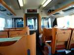 ehemstaatsbahn-und-jr---gleichstrom-intercity-zuge JR Shikoku Serie 8000: Blick von den Sitzpl�tzen aus nach vorn. Bemerkenswert die beiden Verbotstafeln oben rechts: 'Nicht rauchen' und 'Keine Gespr�che am Handy'. Im westseitigen Frontwagen mit Stromlinienkopf Nr.8506 (3-Wageneinheit), 17.September 2009.  