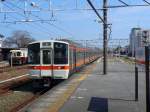 ehemstaatsbahn-und-jr---gleichstrom-lokal--und-eilzuge Serie 311: Die gerade entstandene JR-T�kai (oder JR-Central) beschaffte 1989/90 f�r den Eilzugsdienst auf der T�kaid�-Hauptlinie (Tokyo-Nagoya-Raum Kyoto) 15 Vierwagenz�ge Typ 311. Sie werden gebildet aus einem Motorwagenpaar (311+310), einem Zwischenwagen (311) und einem Steuerwagen (310). Hier f�hrt ein Zug mit Steuerwagen KUHA 310-6 (クハ310-6) in Shinjohara ein, 27.September 2009. 
