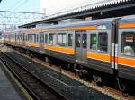 ehemstaatsbahn-und-jr---gleichstrom-lokal--und-eilzuge Serie 311: Der unmotorisierte Zwischenwagen SAHA 311-8 (サハ311-8) in Toyohashi, 27.September 2009. 