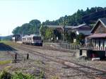 ehemstaatsbahn-und-jr---gleichstrom-lokal--und-eilzuge Serie 313: Ein Zweiwagenzug der ersten Lieferung an der Endstation der  Stichlinie nach Mino Akasaka in Zentraljapan. Wagenpaar KUHA 312-315 und KUMOHA 313-315 (KUHA unmotorisiert, KUMOHA motorisiert). 25.September 2009. 