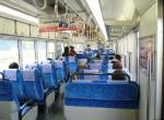ehemstaatsbahn-und-jr---gleichstrom-lokal--und-eilzuge Serie 313: Im motorisierten Zwischenwagen MOHA 313-10 (モハ313-10). In Regionalz�gen der T�kaid�-Stammstrecke (wichtigste Verbindung Japans zwischen den riesigen Agglomerationen Tokyo - Nagoya - Kansaigebiet(Kyoto-Osaka-Kobe)) werden Wagen wie diese mit Quersitzen und umlegbaren R�ckenlehnen eingesetzt. 31.Oktober 2008. 