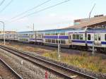 ehemstaatsbahn-und-jr---zweistrom-lokal--und-eilzuge Serie 531: Wie fast alle Z�ge, die von Tokyo aus durch die �usseren Vororte und weit aufs Land hinaus fahren, haben auch die E531 in der Mitte 2 Doppelstockwagen mit reservierten, bequemen Sitzen (Bezeichnung SARO サロ; SA サ =motoloser Zwischenwagen, 
RO ロ =urspr�nglich '2.Klasse', heute 'bequemere Sitzpl�tze'; E steht f�r JR East). Hier ist das Paar SARO E531-4 und SARO E530-4 in Hitachino Ushiku, 26.November 2009.