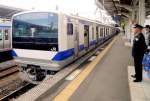 ehemstaatsbahn-und-jr---zweistrom-lokal--und-eilzuge Serie 531: 2005/06 wurden f�r den Norden des Grossraums Tokyo Richtung Pazifikk�ste 22 10-Wagen- und 16 5-Wagenz�ge Serie 531 beschafft; auf einem grossen Teil der Strecke zu 15-Wagenz�ge zusammengestellt. Zweistrom (1500V Gleichstrom und 20Kv/50 Hz Wechselstrom). Im Bild hat der 5-Wagenteil den Hauptzug gerade verlassen; nun wartet der Lokf�hrer des verbleibenden 10-Wagenteils mit Steuerwagen KUHA E531-6 an der Spitze auf Weiterfahrt. Tsuchiura, 26.November 2009. 