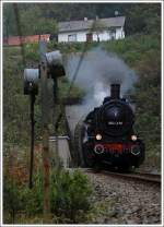 eisenbahnmuseum-ampflwang �GEG 657.2770 mit ihrem Fotog�terzug 91156 von Ried im Innkreis nach Attnang-Puchheim, am 21.10.2009 bei der Ausfahrt aus dem 685 Meter langen Hausruck-Tunnel. Fragts mich nicht, warum das Haus �ber dem Tunnel so schief ist, aber ich kann das Bild nicht mehr drehen.

