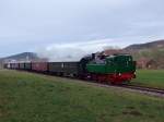 eisenbahnmuseum-ampflwang 392.2530_WTK'4' quert am Weg nach Timelkam mit dem Nikolozug die Stra�enkreuzung der B143; 091206
