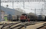 em-3-3 Der Bahnhof Estavayer-le-Lac auf der eingleisigen Strecke Payerne-Yverdon ist ein G�terverkehrs-reicher Bahnhof. Die vielen Wagen dienen den Transporten der Migros-Partnerfirma ELSA und die Em 3/3 18808 ist die Rangiermaschine des Stellwerk- und Schalterbesitzenden Bahnhofes. (07.04.2010)