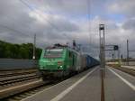 437024 der SNCF zieht am 31. August 2010 einen Containerzug ...