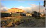 Bahnhofgebäude Asmara mit abgestellten Personen- und Gepäckwagen. (11.12.2014)