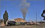 Eritrean Railway Mallet 440.008 und shunter 202.008 vor dem Bahnhofsgebäude Asmara.