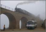Der Begleitbus von Trains Unlimited Tours wartet bis der Dampfzug im Nebel bei Arbaroba verschwunden ist. (31.10.2008)