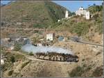 Eritrean Railways steamtrain special mit der kleinen Mallet 440.008 und ihrem Güterzug in Shegerini. Über dem Bahnhof befindet sich das Kloster Shegerini. (19.01.2019)