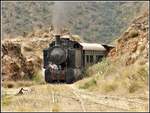 Eritrean Railways steamtrain special fährt in die Ausweichstelle Lessa ein.