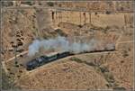 Eritrea Railways steamtrain special mit 442.56 und 442.55 oberhalb Shegerini. Auf der Mauer verläuft die Hauptstrasse zwischen Asmara und dem Roten Meer.(18.01.2019)