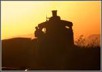 Wie ein Scherenschnitt, Sonnenaufgang ber den Geleisen der Eritreischen Eisenbahn.