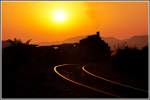 Die frhe Tagwache um 5.00 Uhr hat sich gelohnt. Gegen halb sieben steigt die Sonne vom roten Meer auf und erreicht mit ihren Strahlen den Schienenstrang am Summit kurz vor Asmara. (31.01.2012)