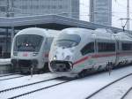essen Am 03.01.2010 schiebt sich ein IC Wendezug langsam hinter einem wartenden ICE 3 im Essener Hbf vorbei.
