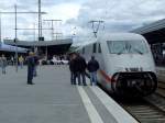 Gro�es Interesse an einem ICE 2, der am Mittag des ...